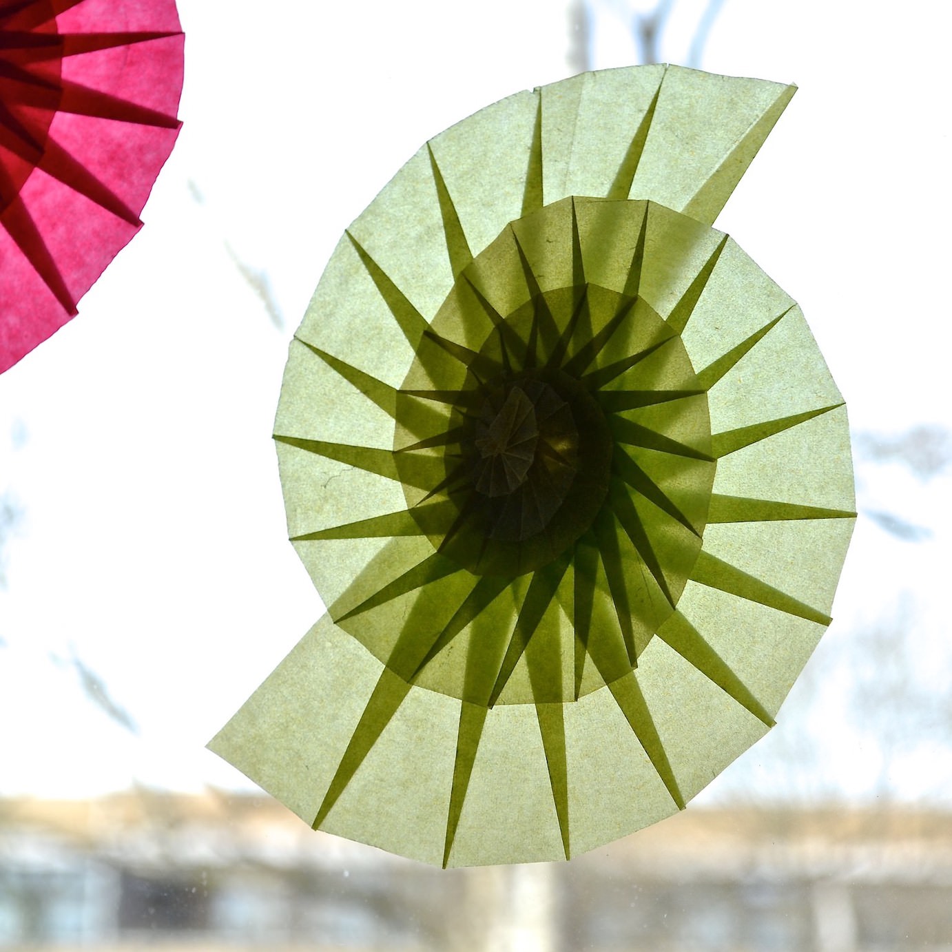 Spiralen an die Fenster fadenspiel und fingerwerk